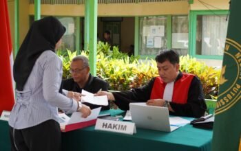 Kolaborasi Imigrasi Putussibau dan Pengadilan Negeri Putussibau Hadirkan “PAPA KELING” dan “SIKEMBAR” di Hulu Gurung 