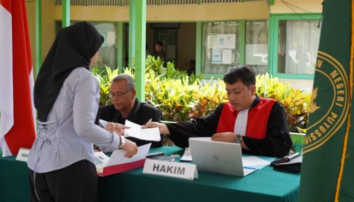 Kolaborasi Imigrasi Putussibau dan Pengadilan Negeri Putussibau Hadirkan “PAPA KELING” dan “SIKEMBAR” di Hulu Gurung 