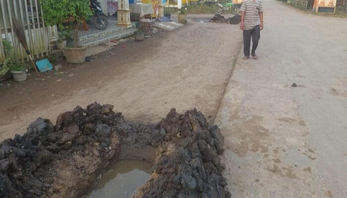 Vendor Fiber Optik Telkom Diduga Abaikan Izin, Jalan Plasma Warga Air Sugihan Rusak