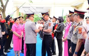 Kapolda Jambi Pimpin Langsung Pelepasan Wakapolda, Tradisi Pedang Pora Penuh Haru