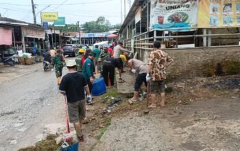 Danramil Bayung Lencir Pimpin Karya Bakti Bersihkan Pasar Bero Jaya Timur