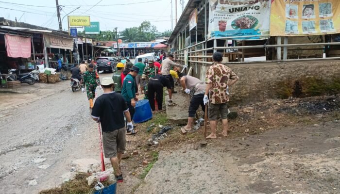 Danramil Bayung Lencir Pimpin Karya Bakti Bersihkan Pasar Bero Jaya Timur
