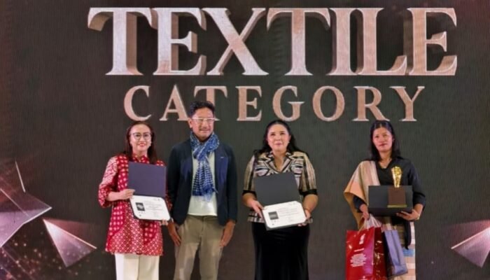 Tenun Sidan Kapuas Hulu Terbang Tinggi, Raih Juara III Asia Tenggara di Ajang INACRAFT Awards 2026