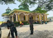 Sambut Ramadhan, Babinsa Koramil 401-04/Bayung Lencir Gelar Karya Bhakti Bersihkan Masjid