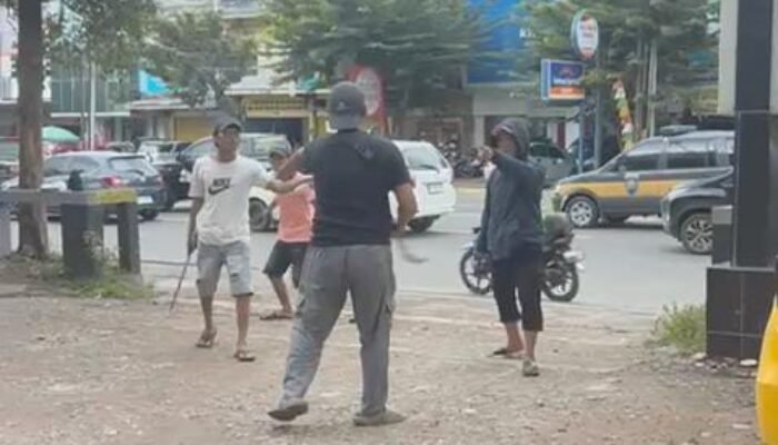 Viral, Dua Pemuda di Palembang Adu Senjata Tajam
