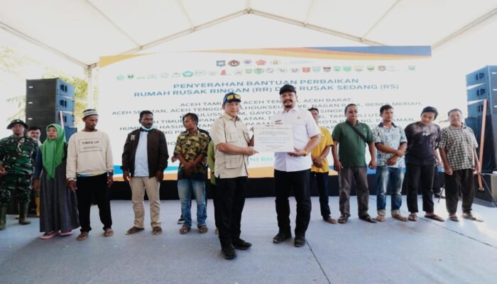 Bupati Aceh Tamiang Bersama Mendagri Serahkan Bantuan Stimulan Rumah Rusak