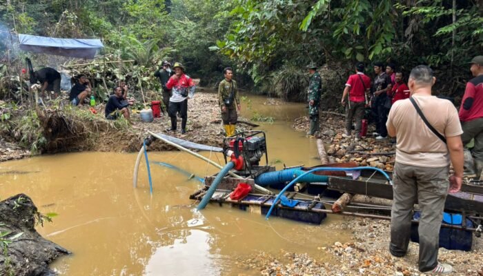 Jaga Kelestarian Hutan, Tim Gabungan Polsek Boyan Tanjung Gelar Patroli Monitoring LPHD di Nanga Betung