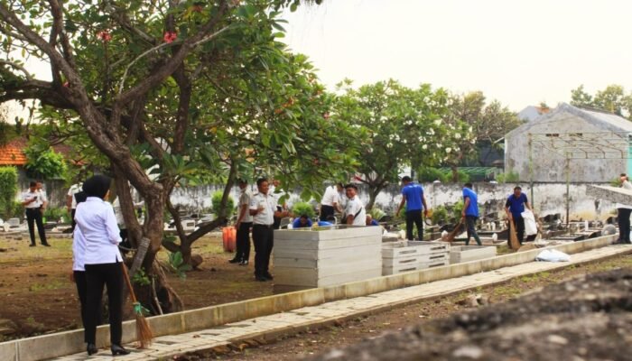 Lapas Kelas IIA Sidoarjo Gelar Kerja Bakti Bersihkan Makam Umum Magersari Sambut Ramadhan 1447 H