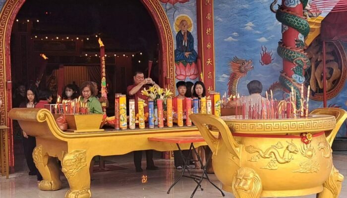 Khidmat Perayaan Imlek di Vihara Pak Tie Hut Cou Medan, Umat Padati Sembahyang