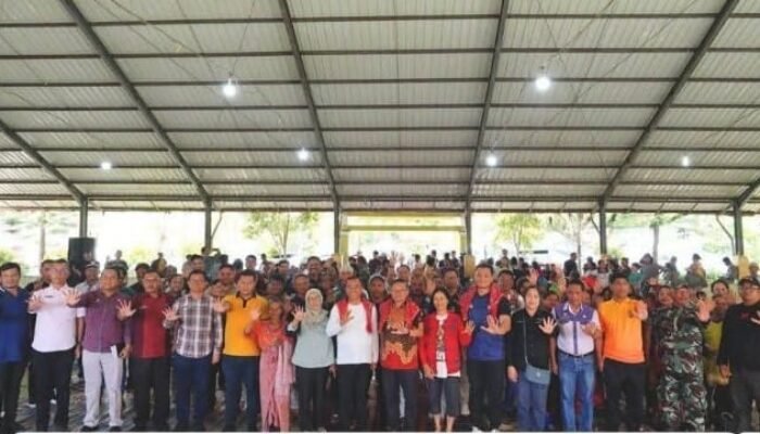 Bupati Karo Sambangi Warga Payung