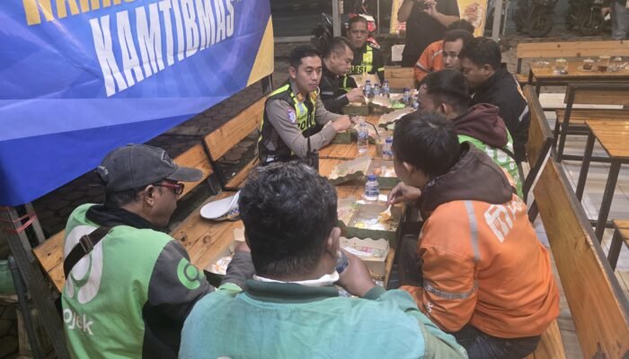 Satlantas Polresta Sidoarjo Sahur On The Road Bareng Ojol, Perkuat Sinergi Kamtibmas di Jalan Raya