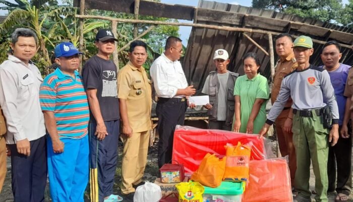 Wali Kota Prabumulih Tinjau dan Beri Bantuan Korban Kebakaran di Sukajadi