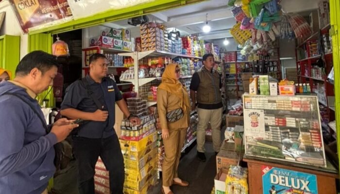 Perum BULOG Kantor Cabang Putussibau Lakukan Sidak Pasar Pantau Stok Beras dan Minyakita