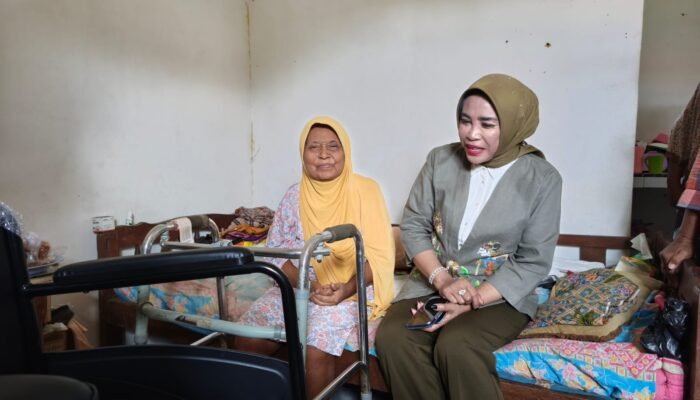 Wabup Sidoarjo Mimik Salurkan Bantuan Kursi Roda untuk Warga Penerima Manfaat di Porong