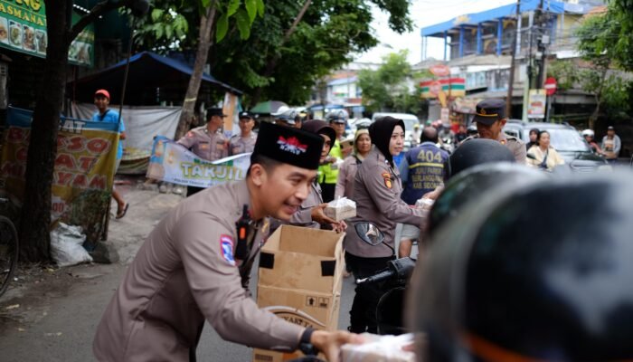 Ramadan Peduli, Polsek Taman Bagikan Takjil untuk Masyarakat