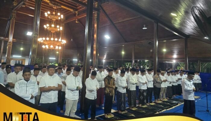 Salat Tarawih di Pendopo Kongas Arum, Bupati Tulungagung Ajak Warga Perkuat Ibadah dan Jaga Ketertiban Selama Ramadan