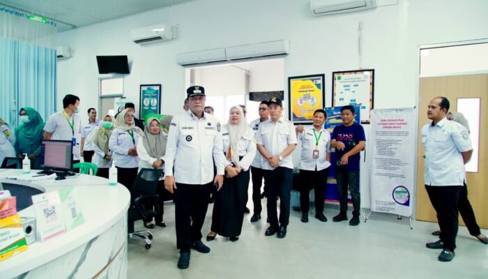 Pastikan Kesiapan Medis, Bupati Sempatkan Cek Tensi dan Gula Darah di Sela Kunjungan Kerja