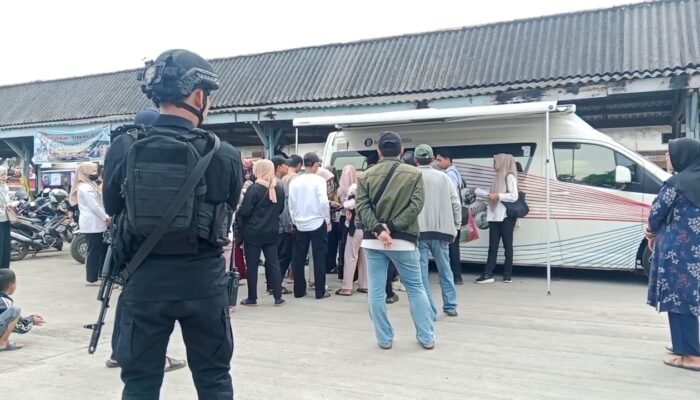 Warga di Palembang Rela Antri Berjam-jam Untuk Tukar Uang Baru