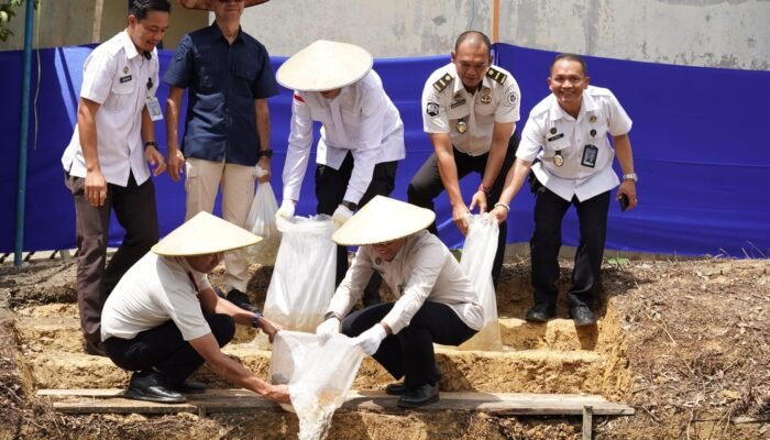 Imigrasi Putussibau Tanam Harapan: Ribuan Benih Ikan dan Pohon Produktif untuk Ketahanan Pangan