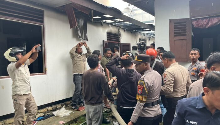 Reaksi Cepat Polres Fakfak Tentang Kebakaran Rumah di Jalan Soetoyo