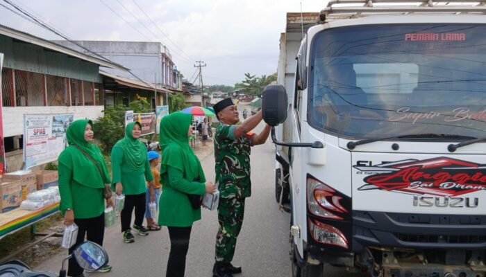 Di Tepian Kapuas Hulu, Koramil Silat Hilir dan Persit Bagi Takjil: Hangatnya Ramadan di Pinggir Jalan