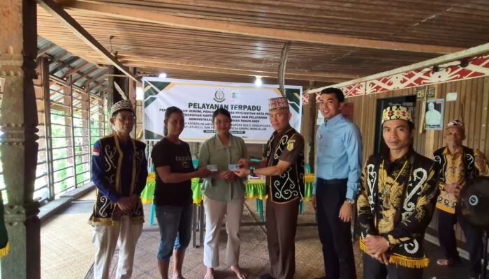 Dari Betang Semangkok II, Negara Hadir Lewat Akta Nikah dan KIA : Kejari Kapuas Hulu Gelar Layanan Hukum Terpadu