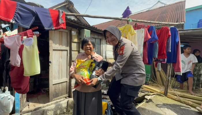Biro SDM Polda Sumsel Salurkan 100 Paket Sembako untuk Warga Seberang Ulu 1 Palembang