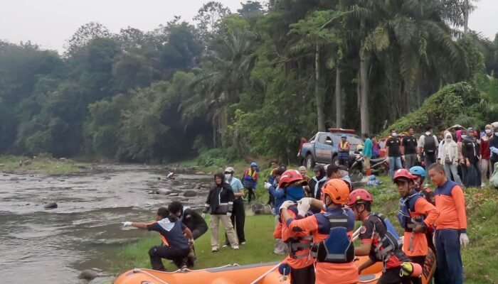 Pertamina Patra Niaga Regional Sumbagsel Bersihkan 2,5 Ton Sampah Lewat Aksi Susur Sungai Kelingi