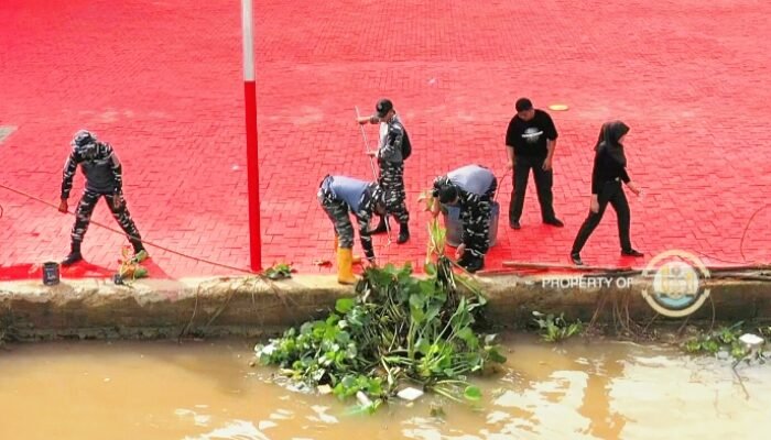 Wujudkan Sinergi Lintas Agama, Lanal Palembang Bersihkan Sungai Musi dan Pulau Kemaro