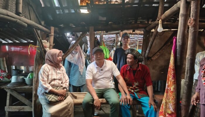 Bupati Sidoarjo Subandi Serahkan Bansos dan Tinjau Perbaikan RTLH di Wonoayu dan Tarik
