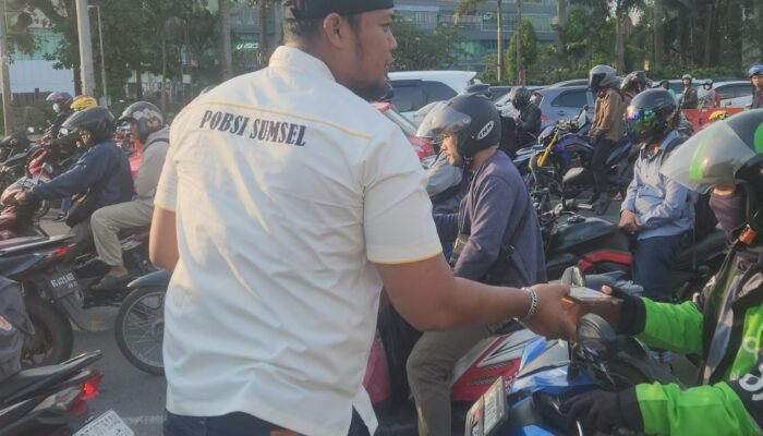 Wujud Syukur, POBSI Sumsel Bagi Takjil ke Masyarakat