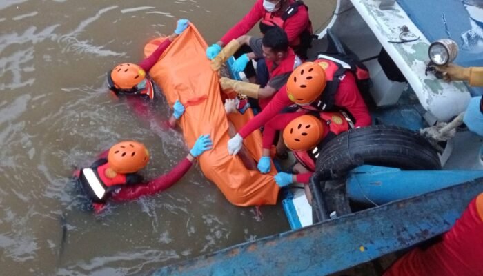 Tiga Hari Menghilang, Arisandi Ditemukan Tewas Terjepit di Kalangan Kapal Sungai Musi