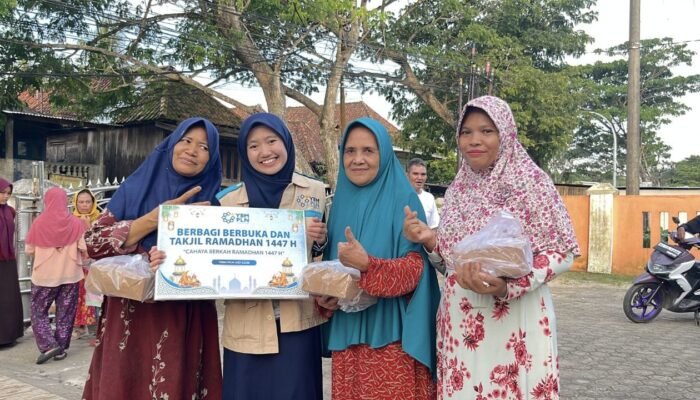 YBM PLN UID S2JB dan GENCAR Bagikan 300 Paket Buka Puasa dan Sahur untuk Warga Palembang
