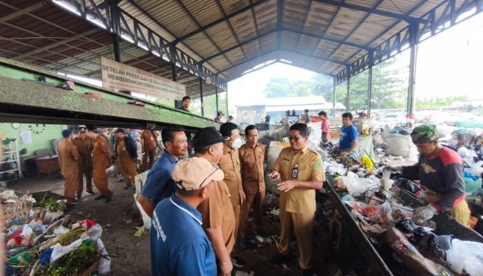 Bupati Subandi Apresiasi TPST Desa Sedatigede, Serap 90 Persen Tenaga Kerja Lokal