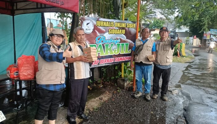 JOSS Sidoarjo Berbagi Takjil di Bulan Ramadan, Wujud Kepedulian Insan Pers