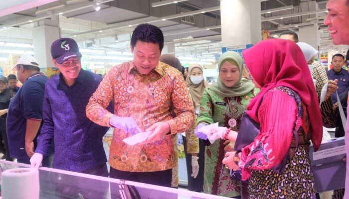 Sidak Jelang Lebaran 2026, Bupati Subandi Pastikan Stok dan Harga Sembako di Sidoarjo Stabil