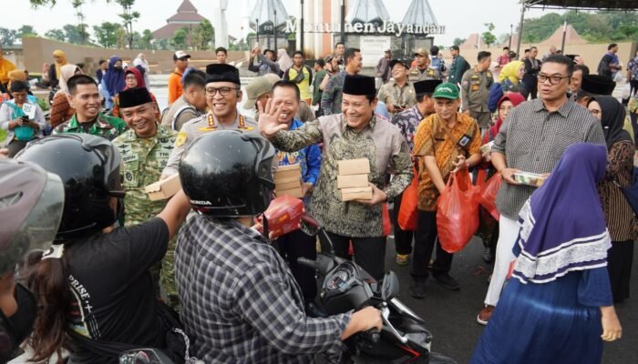 Ramadan Penuh Berkah, Forkopimda dan ASN Sidoarjo Bagikan Puluhan Ribu Paket Takjil