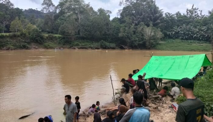 Lansia 80 Tahun Tenggelam di Sungai Ensilat, TNI-Polri dan Warga Silat Hulu Gelar Pencarian Intensif  