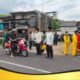 Forkopimcam Pakel dan Perguruan Silat Turun ke Jalan, Bagi Takjil untuk Warga di Simpang Desa Ngebong