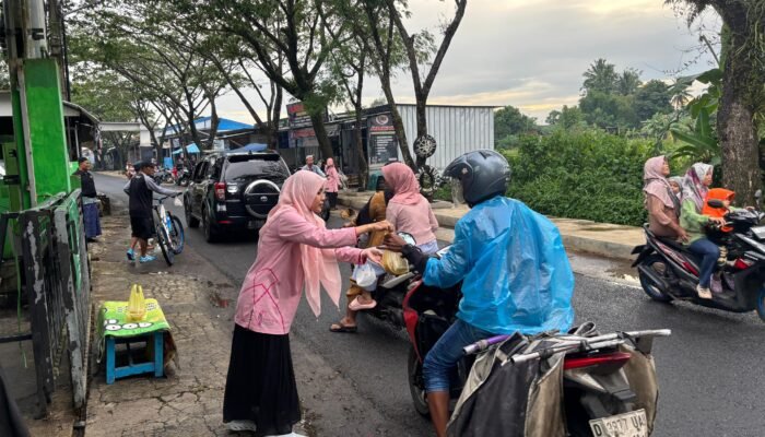 Fatayat NU Cikoneng Berbagi Takjil di Bulan Ramadan, Ajak Muslimah Perkuat Kepedulian Sosial