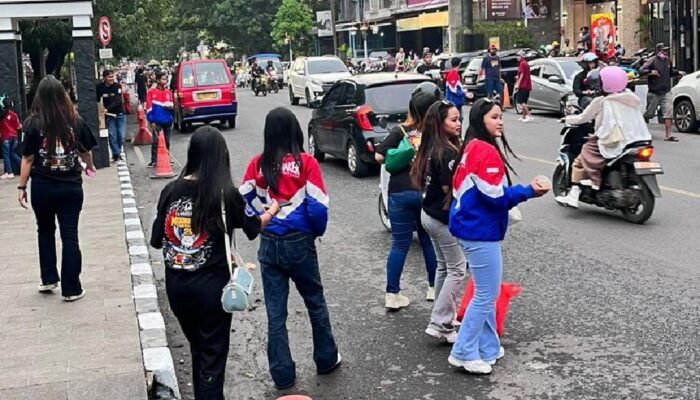 Isi Ramadan, DPC Moonraker Purwakarta Bagi-bagi Takjil di Taman Pembaharuan