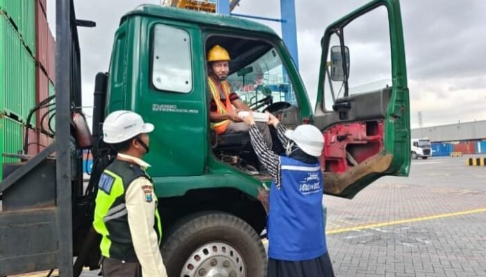 TPS Berbagi Takjil ke Ratusan Pengemudi Truk dan Mitra Kerja