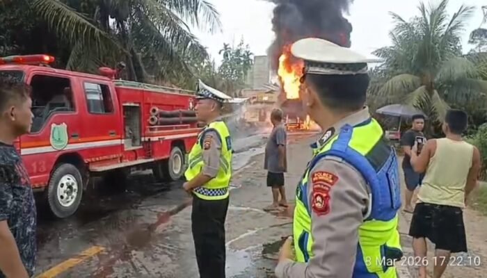 Truk Tangki BBM Hantam Truk Box di Bayung Lencir