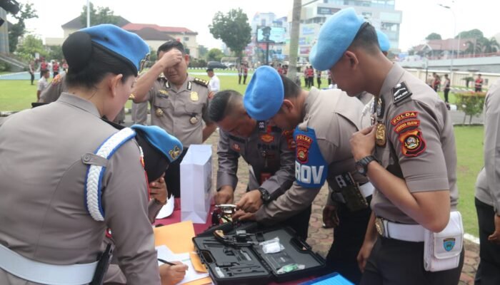 Pastikan Disiplin, Kapolda Sumsel Periksa Senpi Anggota