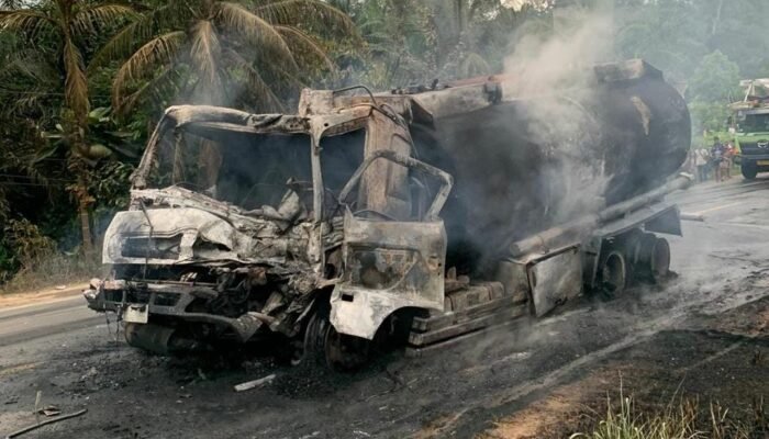 Polsek Bayung Lencir Selidiki Truk Tangki Terbakar di Jalintim Kaliberau