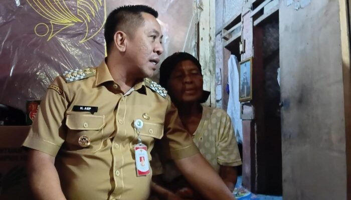 Berikan Rasa Aman, Bupati Karawang Aep Syaepuloh Segera Perbaiki Gubuk Mak Acem yang Viral