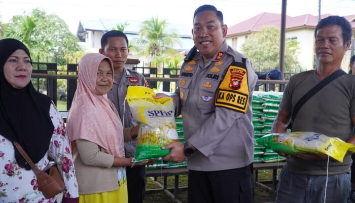 Kapolres Kapuas Hulu: “Ini Bukan Seremonial, Tapi Kepedulian Nyata” Warga Serbu Gerakan Pangan Murah