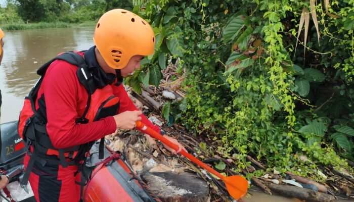 ‘Ngeyel’ Zainudin Nekat Terjang Sungai Komering untuk Kunjungi Cucu