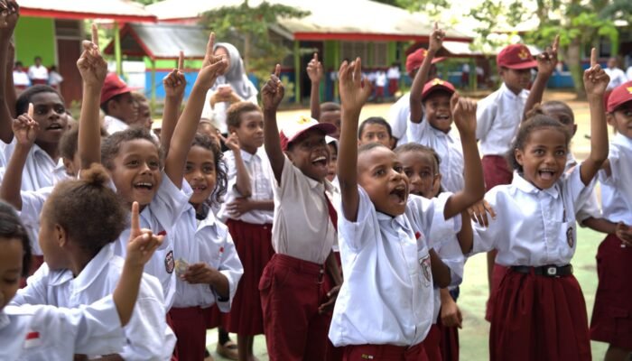 Danantara Indonesia dan PLN Salurkan 5.000 Paket Perlengkapan Sekolah ke Tiga Provinsi