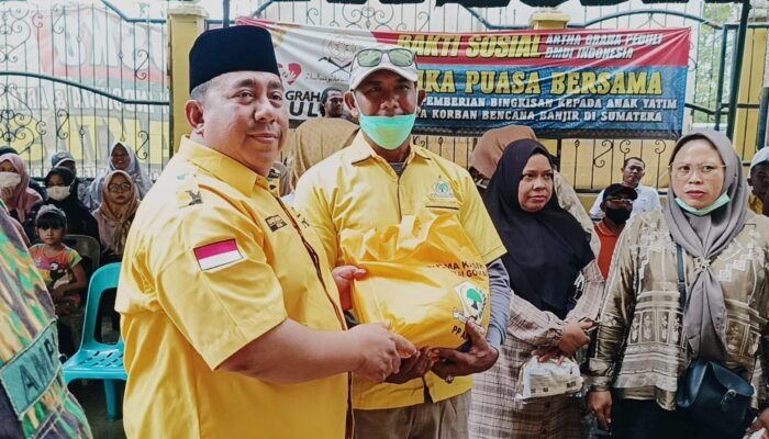 Ditengah Rintik Hujan, Warga Aceh Tamiang Rela Antri Demi Bantuan dari Ketum PP-AMPG